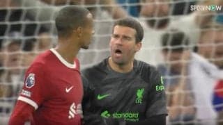 世紀の大誤審、2人退場、痛恨オウンゴール… “リバプール最悪の1日”を救った守護神のカッコ良すぎる行動が話題に GKアリソンが見せた「神対応」の瞬間