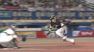 “世界最速レベルの足”ソフトバンク・周東がランナーに出たらあきらめるしかない！ もはや暴力…相手内野陣の隙を突いて本塁に爆速突入→大成功させる衝撃の瞬間