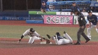 球場騒然！一体、何が起こった？ 超スーパープレー「忍者盗塁」が炸裂　完全アウトのタイミング→タッチアウト回避の“神の手”が決まった瞬間