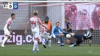 一体、どこから飛んできた？ ゴール前の絶体絶命のピンチを救う超スーパープレー 身体ごと突っ込んでシュートを止める渾身の“スライディングブロック”が炸裂した瞬間