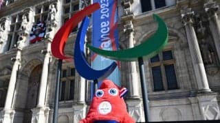 パリ2024大会の公式マスコット「フリージュ」と歩くパリ