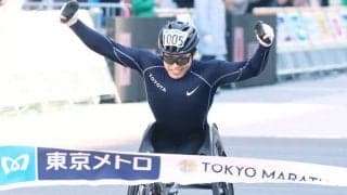 「パリでマラソンのメダルを」進化中の鈴木朋樹が好タイムで東京マラソン・男子車いす制す