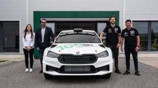 シュコダ・モータースポーツが100台目のファビアRSラリー2を納車
