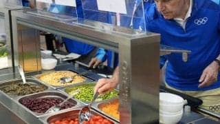 「恥ずかしくないのか」責任逃れの発言？ 酷評相次ぐ選手村のシェフが漏らした“本音”に批判殺到！「台無しにした」【パリ五輪】