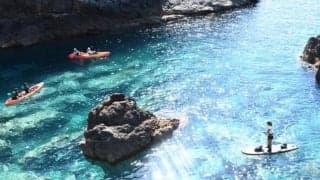 北海道でマリンスポーツ？酷暑忘れる美しい海を求めて過疎地に若者続々