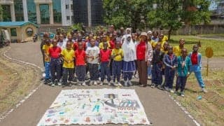 ユハ・カンクネンとサミ・パヤリがケニアで交通安全活動に参加