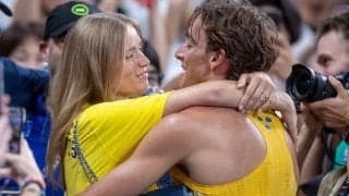 「あ～ん」すら絵になる美男美女　「日本食を愛してくれて嬉しい」棒高跳び絶対王者と婚約者がミシュラン掲載のラーメン店を訪問【東京世界陸上】