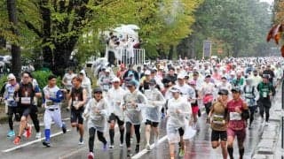 雨の中、1万5589人が駆け抜ける　仮装ランナーも　金沢マラソン