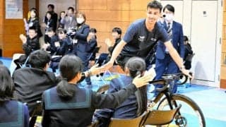 自転車レースのフランス選手の情熱や努力に「感動」　中学生らが交流