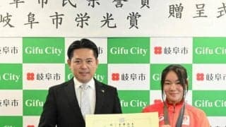 サインエールに感動…デフリンピック競泳銅の串田選手に栄誉賞　岐阜