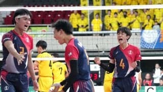 東山のエース岩田が活躍　高校3冠狙った鎮西にリベンジ果たし４強入り　春高バレー