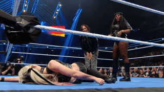 「かわいそう」150センチ台を見下ろす巨大な壁…“年齢不詳”美女レスラーをデカ女タッグが蹂躙の一部始終