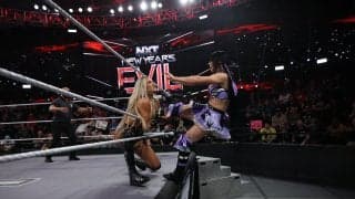 “リングの一番硬いところ”で高速回転カカト落とし…遺恨女子マッチで炸裂した“エプロン地獄”に観客騒然