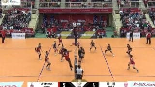 女子バレー、177センチの選手が195センチの長身選手を1人で完璧ブロック！  見事な瞬間