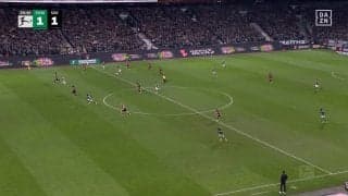 ファン脱帽！日本代表DFの“芸術的スルーパス”が「ピンポイントすぎる」「下で通すのはスーパー」菅原由勢が走り込む味方に絶品アシストの瞬間