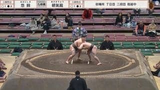 「何今の！？」25歳力士が発生確率0.01％“激レア”技を炸裂　立ち合いからたった2秒の衝撃決着「初めて見た…」館内は騒然