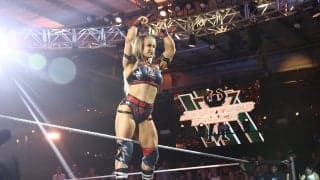 “女子離れ筋肉”の怪力レスラー、オーバーヘッドプレス自己新記録更新のハズが…パートナーの“余計なお世話”に猛ツッコミ