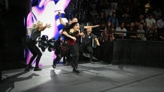 「かわいそう」“闇堕ち”美女レスラーが暴走→セキュリティに悲劇…全力頭突きで“鈍い音”に実況も「Oh...」