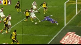 27歳日本代表DF、ブンデスデビュー戦の超ファインプレーが話題「よく先触ったな」「ナイスディフェンス」絶体絶命のピンチで体を張った“神クリア”の瞬間