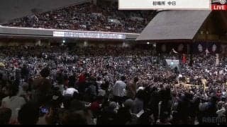 天覧相撲で天皇陛下を拍手でお迎えする中…客席に“お坊ちゃま”お笑いタレントの姿「拍手してる」「今日は1万円札持ってない」突然の姿に驚き