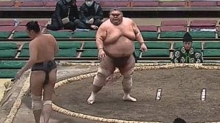 一体、どうした？ 力士が後ずさって自ら土俵の外へ… 勝った力士も驚いた様子で二度見