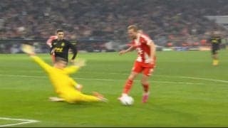 ハメられた…！“一瞬の動き”で相手GKが混乱「上手すぎ」 FWケイン、巧みな”駆け引き”→PK獲得「これが世界最高峰」