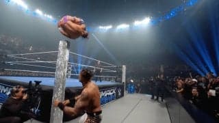 「いまの何？」気鋭レスラーの“超アクロバティック”横回転大ジャンプに騒然…コーナーポスト飛び越え場外へ「えっぐ」