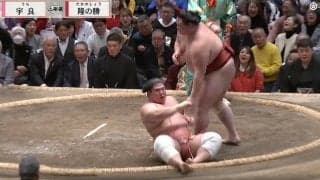土俵上で人気力士が一回転！ 「なにいまの」「最高の受け身」予想外の決着に館内騒然、本人も驚きの表情