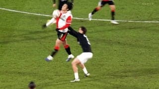 「世界にもそうそういない」上田綺世の“胸パス”に騒然！「ジャンプ力がバグ」イブラヒモビッチ級の身体能力に解説＆ファンが驚愕