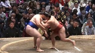 「行司叫ぶ」「ビクッてなったわ」力士の立ち合いを行司が“一喝” 「手つき不十分」「手をついてない？」ファン困惑