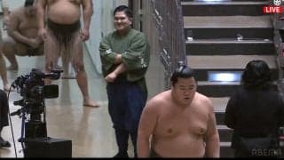 大相撲十四日目、午前の取組から花道奥で“心和む”ほっこりシーンが発生 微笑ましい関係性に「めっちゃ笑顔」「よかったね」