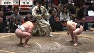 「行司のサイズ感がおかしいw」「行司デカっ」十両取組で驚きの光景 身長180センチ超の力士よりも行司がデカく見えた一コマ