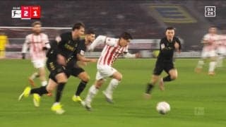 衝撃！日本代表MFが“股抜きドリブル”で相手2人を無力化「ぶち抜いた」「そこ突破するのバケモノ」鈴木唯人の決定機演出にスタジアム騒然