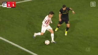 えっ、そこ通す？日本代表MF、絶品の“股抜きパス”で相手2人を無力化！鈴木唯人がタッチライン際から決定機演出