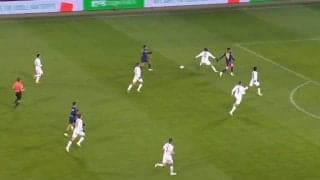 「野獣！」ブンデス初先発の日本代表DFが“格上”を完全シャットアウト「ヌサに完璧に対応してる」驚異の“2連続神ディフェンス”に現地ファン衝撃