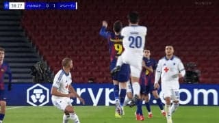 驚愕！日本代表DF、“大ジャンプすぎて警告”の珍事「跳躍力がすげえな」「モノが違う」鈴木淳之介がレヴァンドフスキに競り勝った瞬間