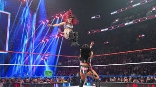 こんなのあり？ デカ女レスラーの“機転”で勝利がスルリ…まさかの妨害行為でレフェリーもとばっちり「かわいそう」