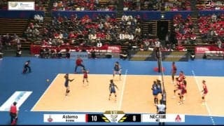 近すぎるっ… 女子バレー、監督の情熱的“珍光景”に反響「選手以上に動いて喜んでいる」放送席も注目