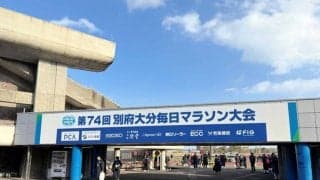 給水地点でアクシデント続出　１６キロ過ぎに伊福陽太が激しく転倒→途中棄権に　瀬古氏も心配「相当引っかかりましたね」　１１キロでは海外招待選手が転倒→３０キロ過ぎで途中棄権【別大マラソン】