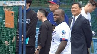 “大谷翔平超え”飛距離の新助っ人に「期待しちゃう」ドラゴンズ加入のメジャー164発男、キャンプ初日からサク越え連発