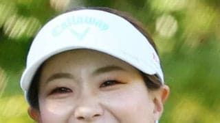 青木香奈子が鳥をマネた写真？　を投稿　「トリさんおはよう」と鳥に近づくほほ笑ましい写真公開