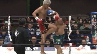 「真空飛びヒザ蹴りだ」戦慄の“一撃” 衝撃KO「これは頑丈でも無理なやつ」ファン驚き