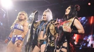 「並ぶだけで絵になる」人気日本人女子レスラーと“盟友”美女のオフショットにファン感慨…ラクダに乗って優雅な2ショット「オーラすごい」