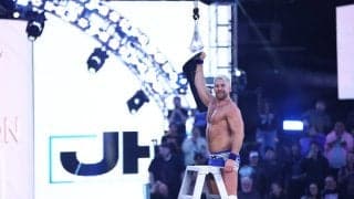 SNSで“大バズり”の人気レスラー、高さ4メートルのハシゴで“綱引き合戦”スリルマッチ制す…遅咲きミーム男の戴冠にファン喝采