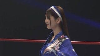 「何やってるの？w」“美ボディ”ラウンドガール、謎の行動にファン困惑「身体能力すごっ」「めっちゃ美脚」感嘆の声も