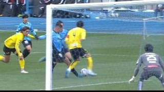 嘘だろ？川崎FWが味方のドリブルを掻っ攫う“強奪ゴール”「ぶんどった」「えっ？みたいな顔してる」衝撃プレーにファン騒然