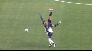 「垂直落下したんだが」福岡FW、圧巻の跳躍で190cm選手を乗り越え回転落下「頭から落ちたような」後頭部強打にファン悲鳴