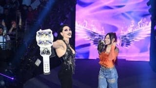 リングの外でも“まるでカップル” 人気日本人女子レスラーと相棒の“最恐”美女、笑顔で「密着トーク」投稿が大バズり