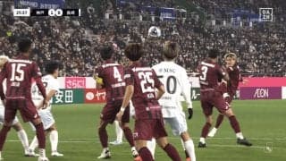 衝撃ゴラッソ！ 元日本代表DFの“理不尽ドライブシュート”にSNS騒然「ダイレクトボレーはえぐい」酒井高徳の鮮烈弾が「翼くんみたい」「やばすぎ」