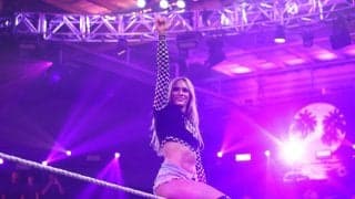 どうなってるの？ “元体操選手”の美女レスラー、懸垂で腕が“ぐにゃり”一回転…異次元ロールと脅威の柔軟性にファン騒然